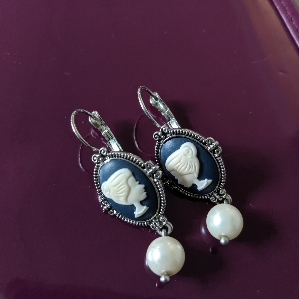 🌵Lia Sophia drop cameo earrings